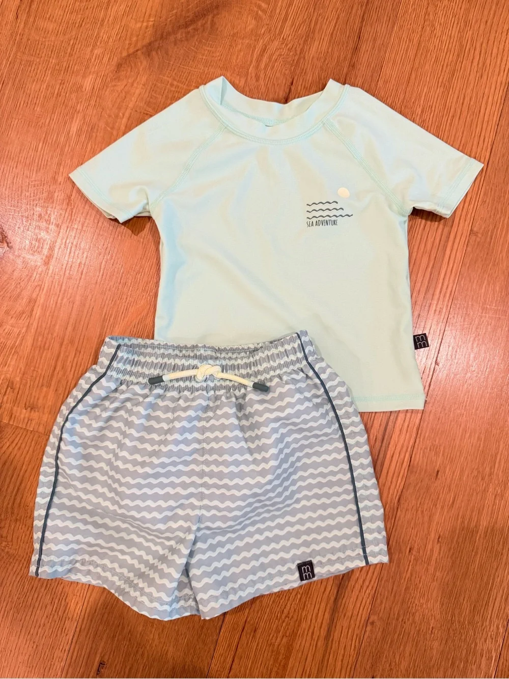 MODERN MOMENTS | Kids Short Sleeve Rash Guard & Swim Trunks Set in Tropez Waves